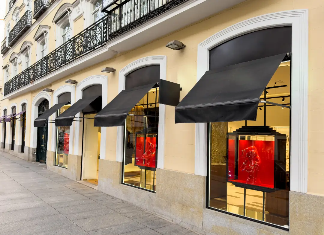 Façade vitrine de magasin en aluminium sur mesure à La Chapelle-Saint-Mesmin